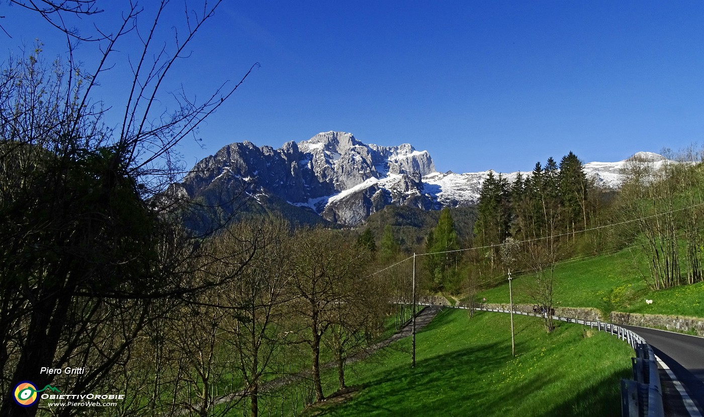 06 Ammirando la Presolana versante nord illuminata dal sole del mattino... .JPG -                                